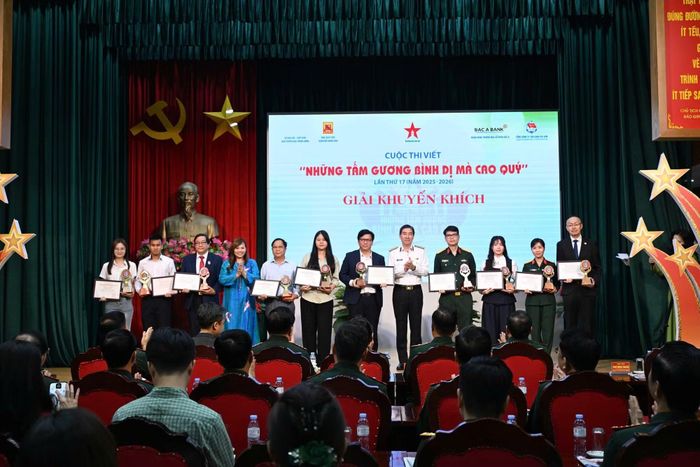Ban tổ chức trao giải Khuyến khích cho các tác giả, nhóm tác giả và tôn vinh nhân vật trong tác phẩm đoạt giải.