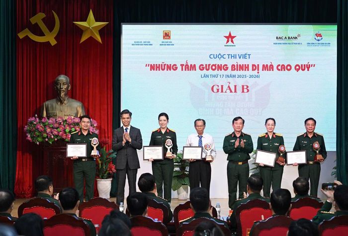 Phó Chủ nhiệm Tổng cục Chính trị QĐND Việt Nam - Trung tướng Lê Minh Quang và Phó Trưởng Ban Tuyên giáo Trung ương Nguyễn Văn Chiến trao thưởng cho các tác giả, nhóm tác giả, nhân vật trong tác phẩm đoạt giải B.
