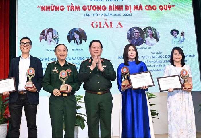 Đại tướng Nguyễn Trọng Nghĩa trao thưởng cho các tác giả, nhóm tác giả, nhân vật trong tác phẩm đoạt giải A.