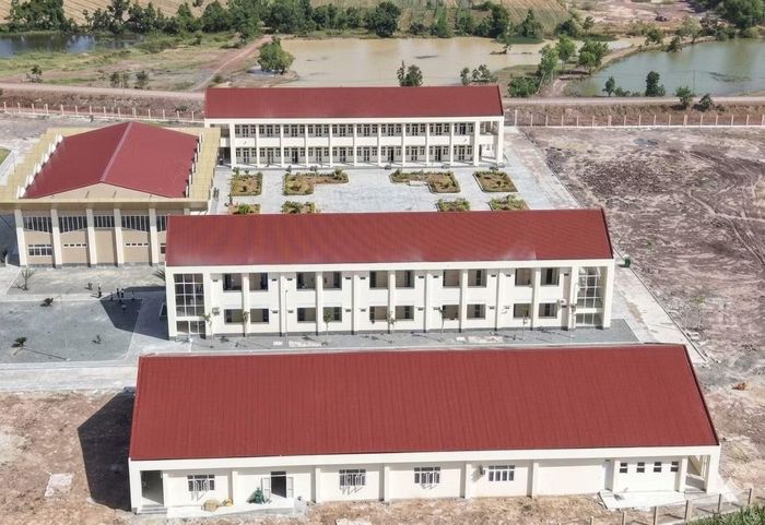 Tuy nhiên, khu ký túc xá và nhà ăn vẫn chưa hoàn thành.
