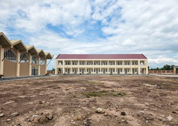 Khu vực nhà ăn, khu ký túc xá vẫn còn dang dở.