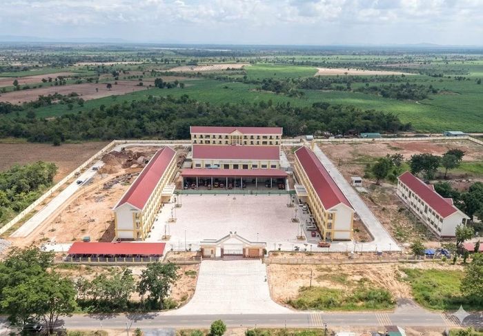 Trường nội trú liên cấp Tiểu học và THCS Ea Rốk được xây dựng khang trang.