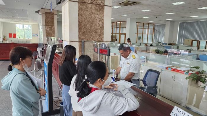 Đại diện doanh nghiệp làm thủ tục tại Thuế TP Hồ Chí Minh.