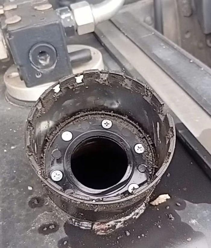 Nắp bình nhiên liệu của các phương tiện bị cạy phá để lấy dầu.