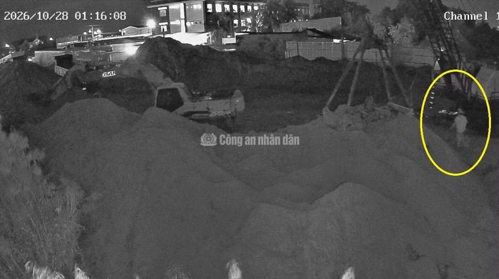 Camera an ninh ghi lại ảnh các đối tượng đột nhập trộm dầu.