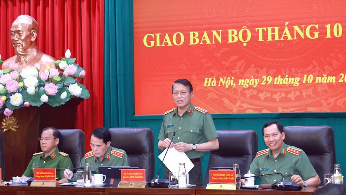 Bộ trưởng Lương Tam Quang biểu dương, đánh giá cao những kết quả tích cực mà Công an các đơn vị, địa phương đạt được trong tháng 10/2026.