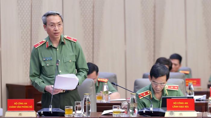 Thiếu tướng Nguyễn Quốc Toản, Chánh Văn phòng Bộ Công an trình bày tóm tắt kết quả công tác Công an tháng 10/2026, nhiệm vụ công tác trọng tâm tháng 11/2026.