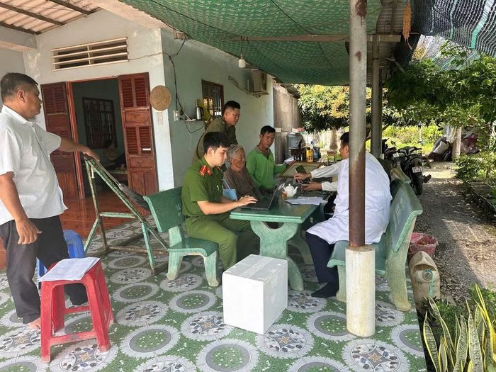 Công an đến từng hộ có người thân gia đình liệt sĩ đã lớn tuổi để lấy mẫu sinh phẩm.
