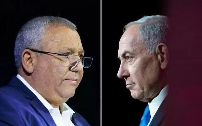  Thủ tướng Netanyahu (phải) và lãnh đạo khối đối lập Gadi Eisenkot. Ảnh: Flash90 