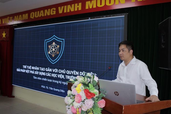 PGS.TS Trần Quang Diệu, Giám đốc Trung tâm Công nghệ số và chuyển đổi số, Học viện Chính trị Quốc gia Hồ Chí Minh tham luận tại hội thảo.