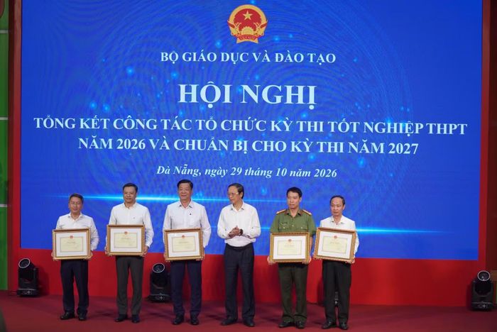 Thứ trưởng Thường trực Bộ GD&ĐT Phạm Ngọc Thưởng (thứ 3 từ phải sang) khen thưởng các tập thể đạt thành tích xuất sắc trong tổ chức kỳ thi tốt nghiệp THPT 2026.