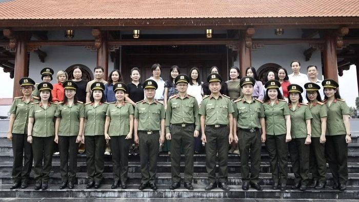  Đoàn đại biểu Báo CAND chụp ảnh lưu niệm tại Nhà tưởng niệm Anh hùng liệt sĩ CAND Bùi Thị Cúc. 