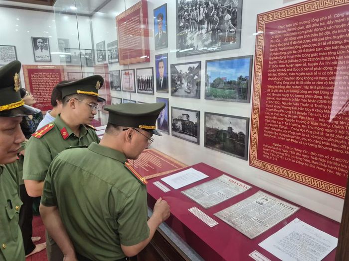  Các cán bộ, chiến sĩ, phóng viên, nhân viên Báo CAND xúc động khi tham quan Khu tưởng niệm và chiêm ngưỡng những hình ảnh, di vật của nữ Anh hùng liệt sĩ CAND Bùi Thị Cúc. 
