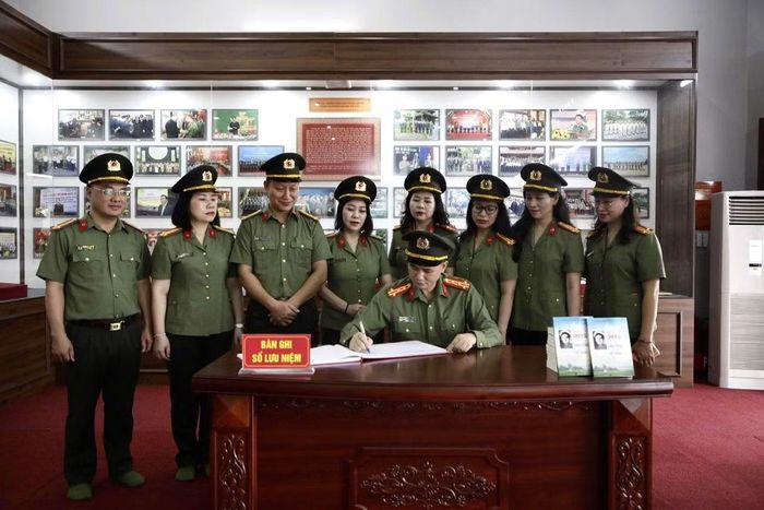 Thay mặt đoàn đại biểu Báo CAND, Đại tá Trần Duy Hiển, Phó Tổng Biên tập Báo CAND đã trang trọng ghi sổ lưu niệm tri ân nữ Anh hùng liệt sĩ CAND Bùi Thị Cúc