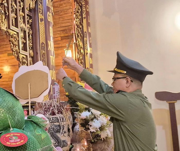 Thay mặt đoàn đại biểu Báo CAND, Đại tá Trần Duy Hiển, Phó Tổng Biên tập báo CAND đã trang trọng dâng hương Anh hùng liệt sĩ CAND Bùi Thị Cúc.