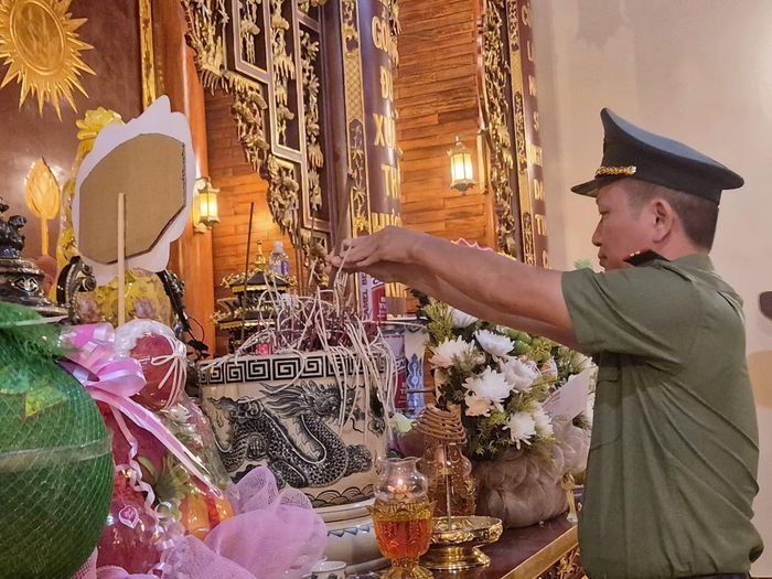 Thượng tá Phan Đăng Trường, Phó Tổng Biên tập Báo CAND dâng hương nữ Anh hùng liệt sĩ CAND Bùi Thị Cúc.