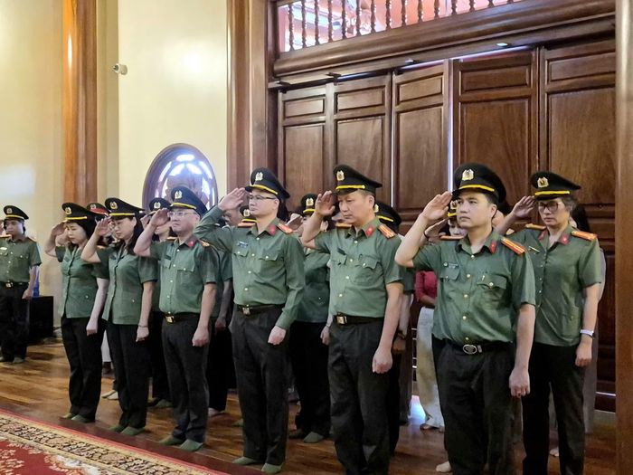Đoàn đại biểu Báo CAND dâng hương, tri ân tưởng niệm nữ Anh hùng liệt sĩ CAND Bùi Thị Cúc.