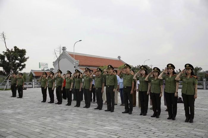Đoàn đại biểu Báo CAND kính cẩn tri ân tưởng niệm Anh hùng liệt sĩ CAND Bùi Thị Cúc.