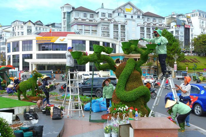 Một không gian hoa, cây cảnh được tạo thành những mô hình ấn tượng phục vụ Festival hoa Đà Lạt.