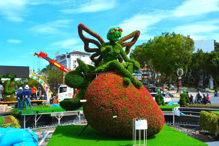 Mô hình trái dâu tây khổng lồ vừa được đưa ra trưng bày.