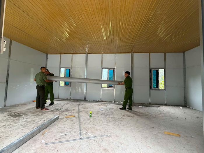 Lực lượng Công an xã giúp nhân dân dựng nhà mới theo nguồn hỗ trợ của Bộ Công an.