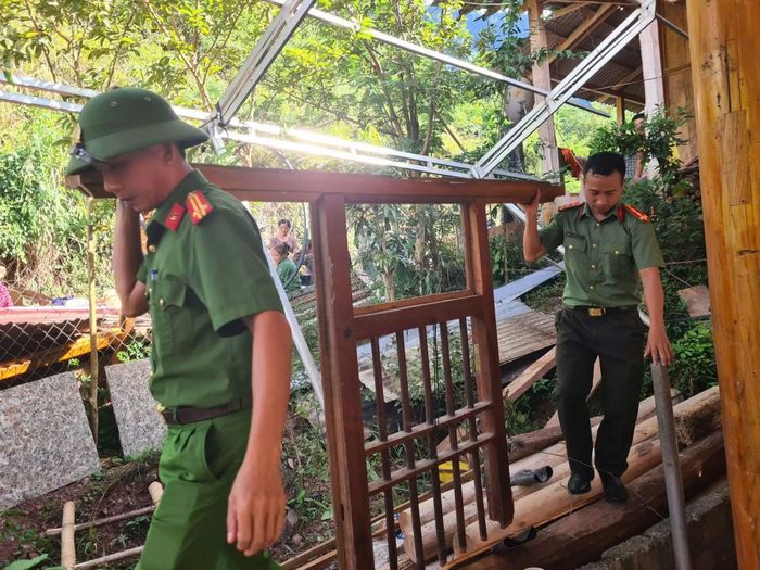 Công an xã Mỹ Lý giúp đỡ nhân dân di dời tài sản khỏi nơi sạt lở.