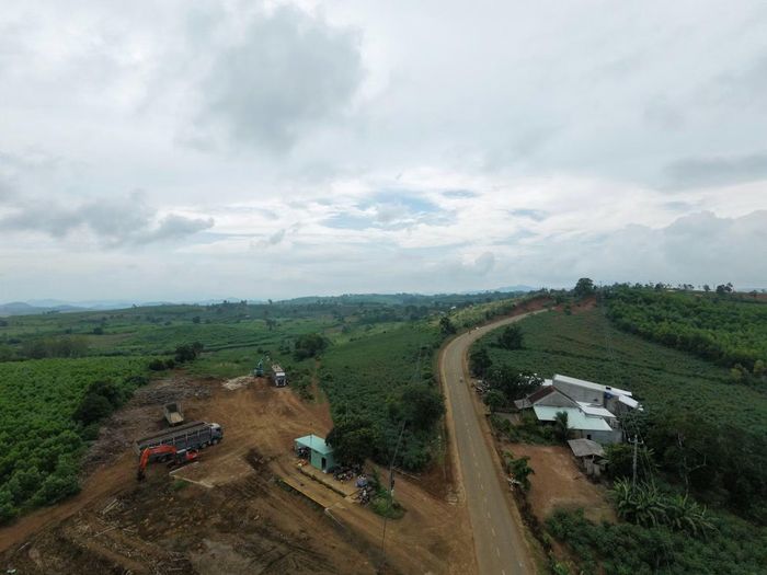Hình ảnh do phóng viên ghi lại trong chiều 27/10/2026, trạm cân của Công ty TNHH Thái Bảo Nam đấu nối giao thông trái phép vào đường tỉnh lộ 650 vẫn đang hoạt động.