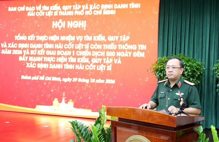 Thiếu tướng Nguyễn Thành Trung, Chính ủy Bộ Tư lệnh TP Hồ Chí Minh điều hành phần thảo luận.