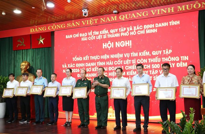 Lãnh đạo UBND TP Hồ Chí Minh và Bộ Tư lệnh thành phố trao Bằng khen cho các tập thể, cá nhân.
