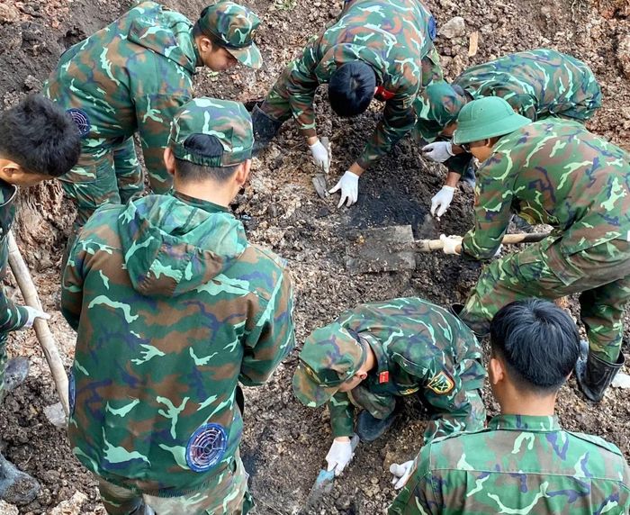 Các cán bộ chiến sĩ cẩn trọng đào tìm từng mẩu hài cốt, di vật...