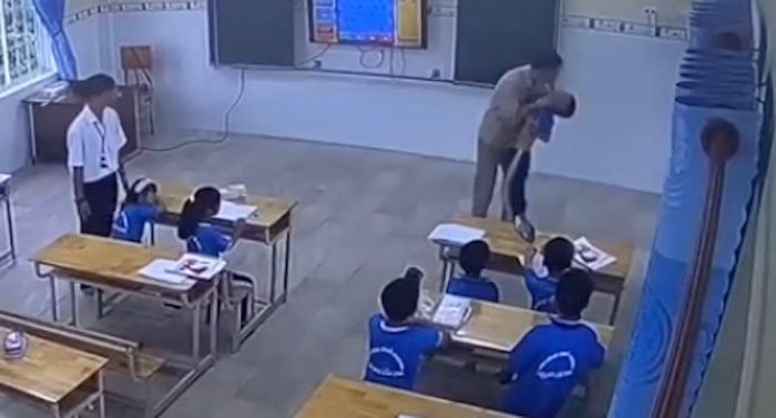 Hình ảnh thầy giáo người nước ngoài (bên phải) động thô bạo với học sinh.