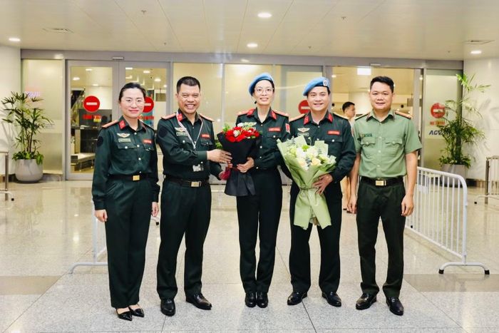 Lãnh đạo, cán bộ Văn phòng Thường trực Bộ Công an về GGHB LHQ tặng hoa chúc mừng hai sĩ quan của Tổ công tác số 5 kết thúc tốt đẹp nhiệm kỳ công tác.