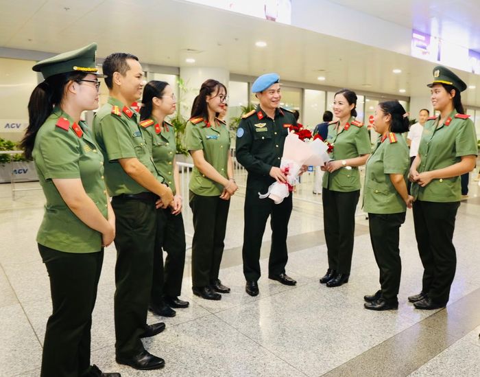 Thượng tá Phạm Văn Đoàn gặp lại đồng nghiệp và các học viên Học viện Chính trị CAND là nơi anh công tác.