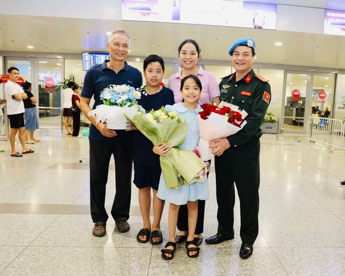 Thượng tá Phạm Văn Đoàn bên gia đình tại sân bay quốc tế Nội Bài.
