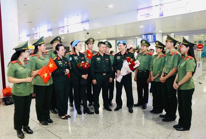 Niềm vui ngày hội ngộ.