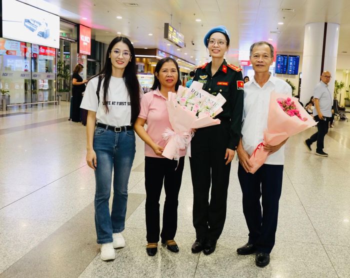 Đại úy Trần Mỹ Linh bên gia đình.