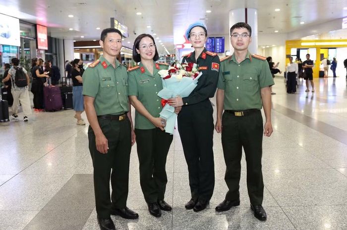 Đồng đội của Đại úy Trần Mỹ Linh chúc mừng chị hoàn thành xuất sắc nhiệm vụ trở về.