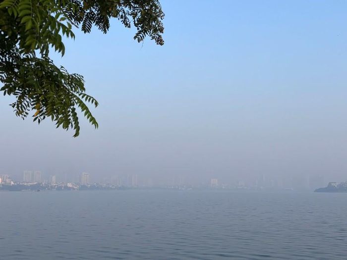 Thời tiết khu vực Hà Nội, trời có mây, gió nhẹ. Ảnh chụp Hồ Tây, Hà Nội tháng 10/2026 (PV).