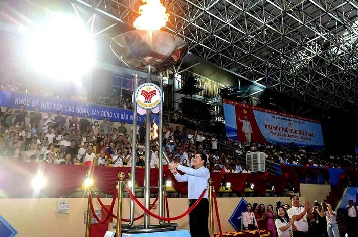 Bí thư Tỉnh ủy Lào Cai Dương Quốc Huy thực hiện nghi thức thắp lửa Đại hội. Ảnh: Thảo Châu
