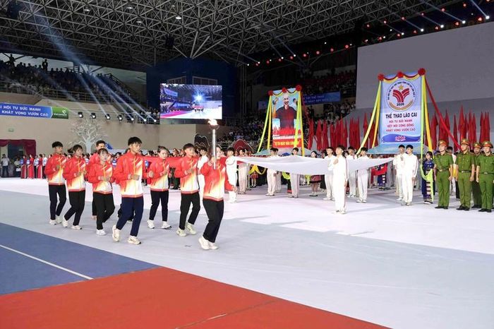 Các đoàn vận động viên diễu hành qua lễ đài Đại hội. Ảnh: Quốc Hồng