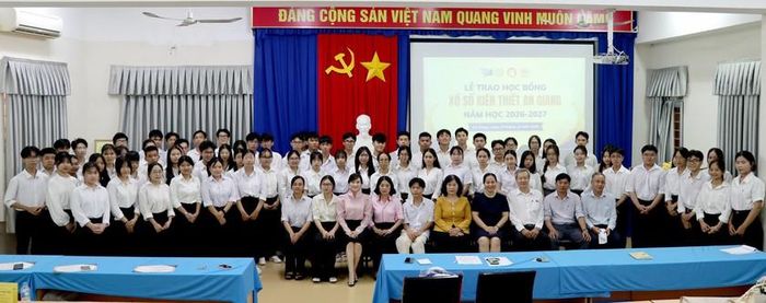 79 suất học bổng Xổ số Kiến thiết An Giang năm học 2026-2027 đã được trao cho sinh viên có hoàn cảnh khó khăn.