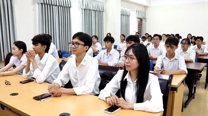 Sinh viên Trường Đại học An Giang nhận học bổng Xổ số kiến thiết An Giang.