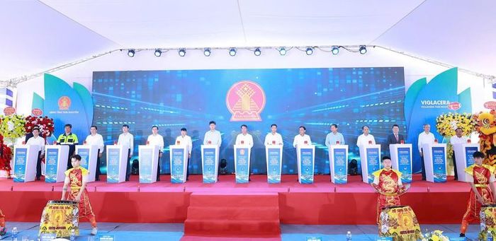 Các đại biểu thực hiện nghi thức khởi công Dự án. Ảnh - TNGOV