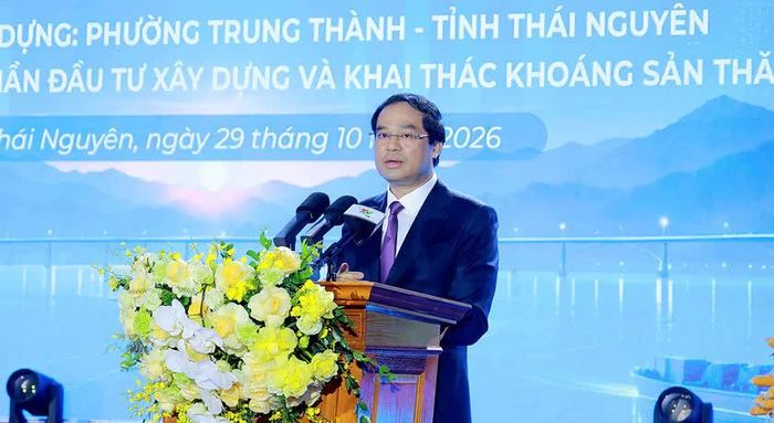 Uỷ viên TW Đảng, Bí thư Tỉnh ủy Trịnh Xuân Trường giao nhiệm vụ phấn đấu đưa hệ thống cảng vào khai thác trong năm 2027. Ảnh: TNGOV