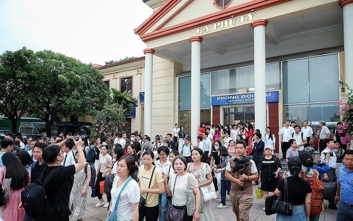 Di chuyển đến Bệnh viện Bạch Mai và Bệnh viện Hữu nghị Việt Đức cơ sở 2 tiện hơn khi tàu Vinh dừng thêm ga Phủ Lý. Ảnh: ĐSVN.