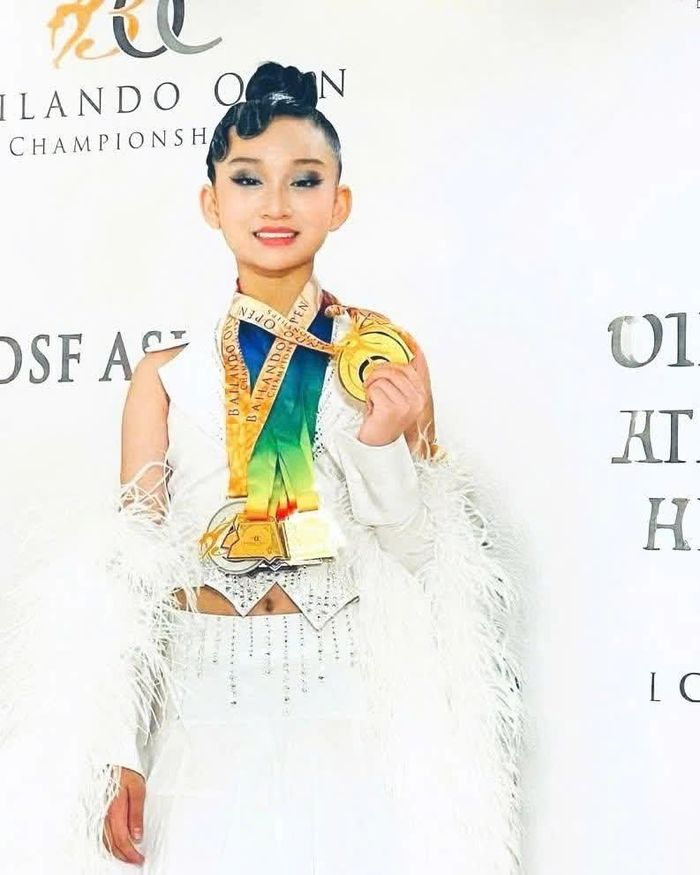 Kiuti học DanceSport từ năm 4 tuổi, 8 tuổi cô bé giành HCV quốc tế đầu tiên.