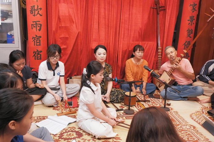 Học viên Bảo Ngọc hát trả bài cho cô (Ảnh: Hải Linh)