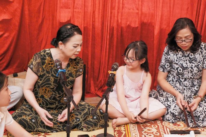 Nghệ nhân Ưu tú Vân Mai nhận xét bài Uyên Nhi (cháu nội) (Ảnh: Hải Linh)