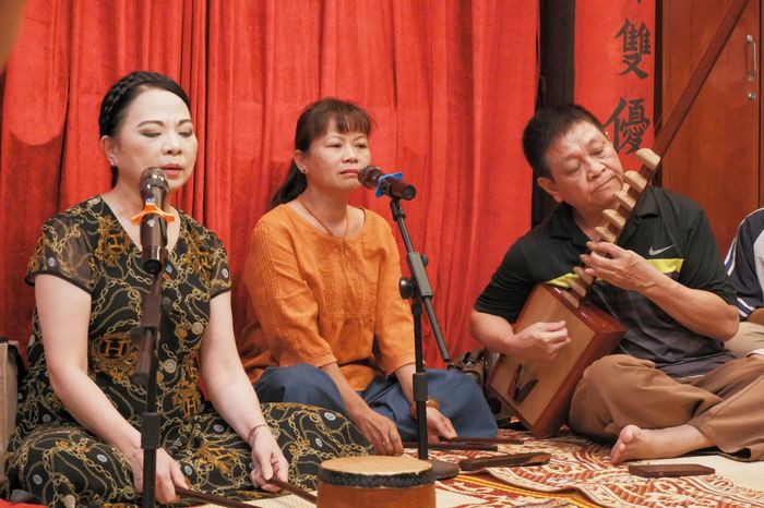 Nghệ nhân Ưu tú Vân Mai hướng dẫn cách hát “Hồng Hồng Tuyết Tuyết” (Ảnh: Nhật Quang)