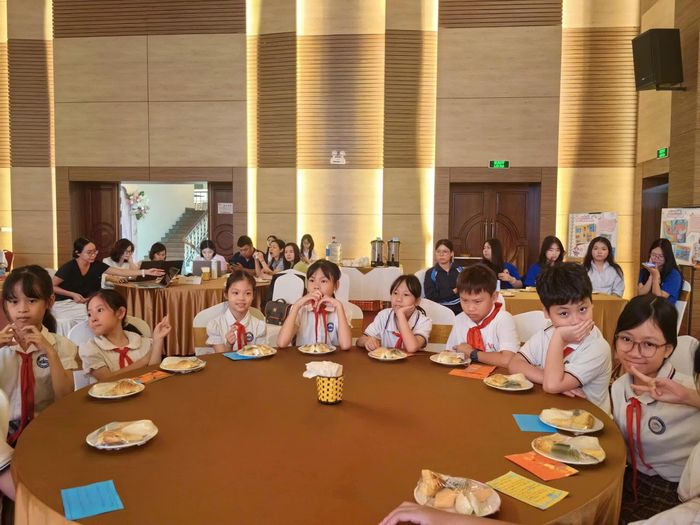 Các em học sinh tham dự diễn đàn. Ảnh: Uông Ngọc